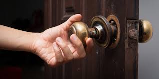 8 Ways Locksmiths Professionally Handle Broken Locks
